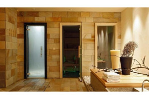 Какую дверь поставить в баню: стеклянную или деревянную?